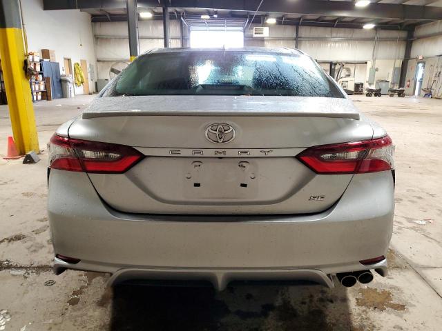 4T1G11AK1RU889216 - 2024 TOYOTA CAMRY SE NIGHT SHADE SILVER photo 6