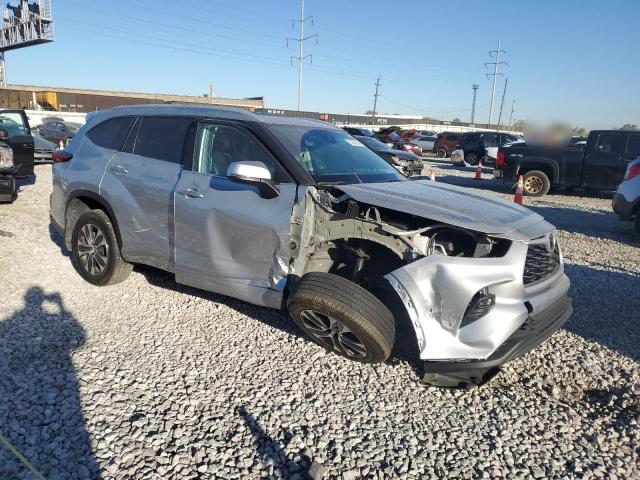 5TDGZRBH2NS595451 - 2022 TOYOTA HIGHLANDER XLE SILVER photo 4