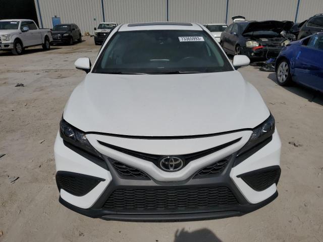 4T1S11AK9NU048734 - 2022 TOYOTA CAMRY NIGHT SHADE WHITE photo 5