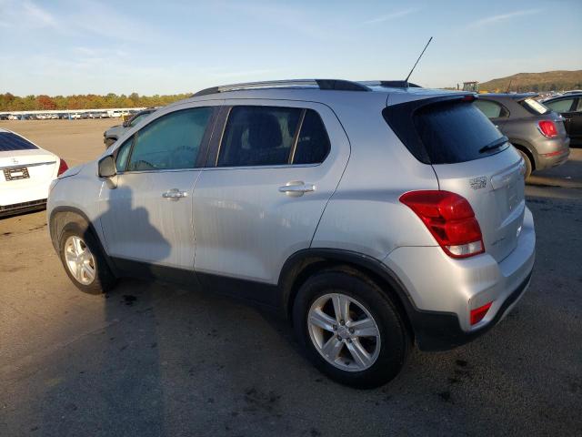 3GNCJPSB6LL231470 - 2020 CHEVROLET TRAX 1LT SILVER photo 2