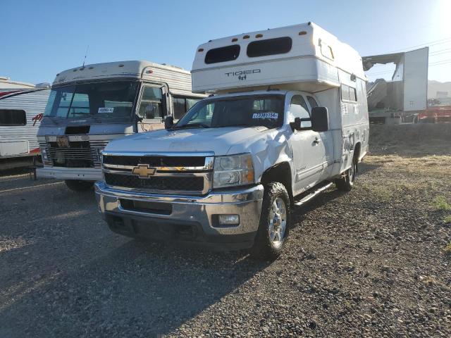 1GC5K0CG6BZ202140 - 2011 CHEVROLET SILVERADO K3500 LT WHITE photo 2