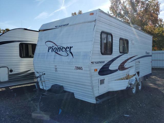 1EB1T182556010579 - 2005 FLEETWOOD PIONEER WHITE photo 2