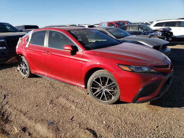 4T1G11AK0MU406114 - 2021 TOYOTA CAMRY SE RED photo 4