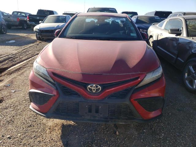 4T1G11AK0MU406114 - 2021 TOYOTA CAMRY SE RED photo 5