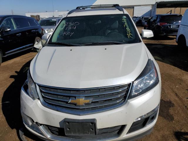 1GNKVHKDXHJ332386 - 2017 CHEVROLET TRAVERSE LT WHITE photo 5