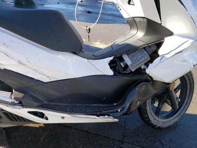 RLHKF1802FY000156 - 2015 HONDA PCX 150 WHITE photo 9