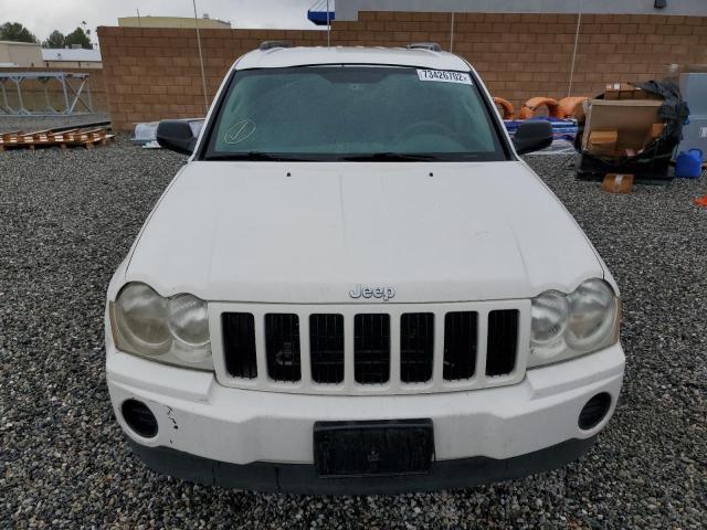 1J4GS48K95C506240 - 2005 JEEP GRAND CHER LAREDO WHITE photo 5