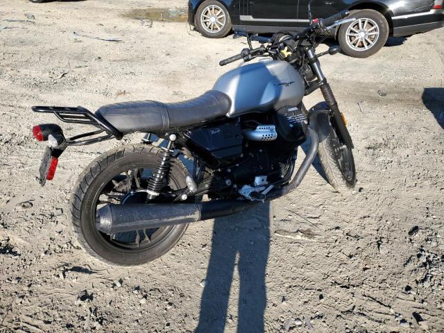 ZGULDUA26JM000083 - 2018 MOTO GUZZI V7 III TWO TONE photo 4