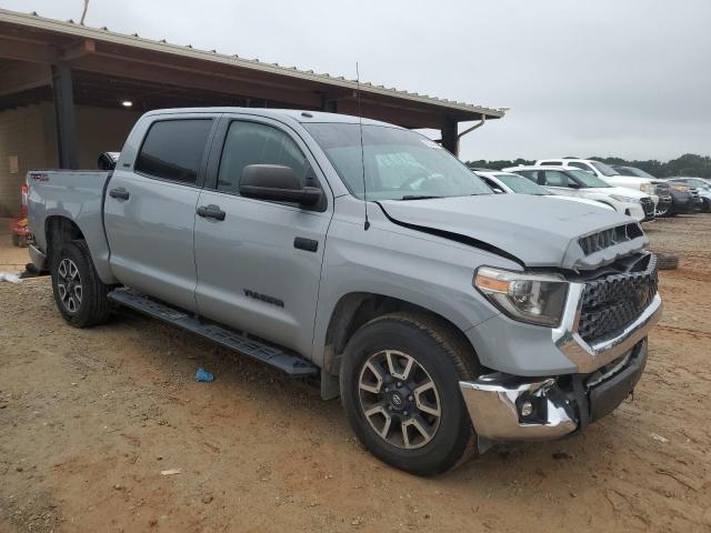 5TFEY5F12JX242258 - 2018 TOYOTA TUNDRA CREWMAX SR5 GRAY photo 4