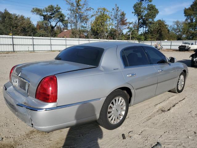 1LNHM81W93Y700223 - 2003 LINCOLN TOWN CAR EXECUTIVE SILVER photo 3