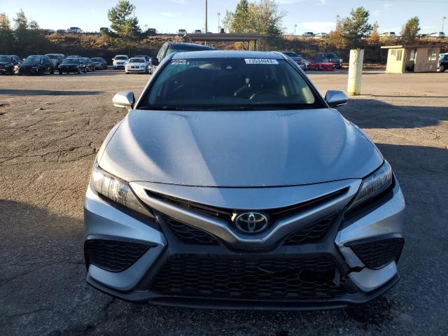 4T1G11AK2PU780583 - 2023 TOYOTA CAMRY SE NIGHT SHADE SILVER photo 5