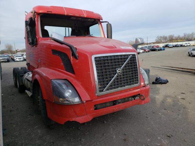 4V4NC9EHXDN146869 - 2013 VOLVO VN VNL RED photo 4