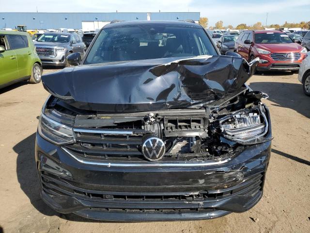 3VV8B7AX8PM069528 - 2023 VOLKSWAGEN TIGUAN SE R-LINE BLACK BLACK photo 5