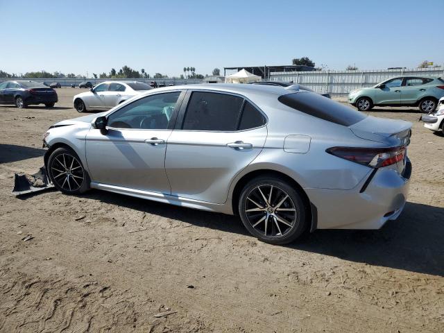 4T1T11BK3MU041795 - 2021 TOYOTA CAMRY SE SILVER photo 2