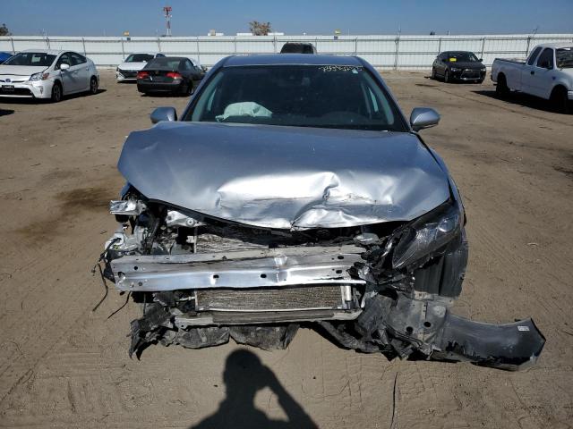 4T1T11BK3MU041795 - 2021 TOYOTA CAMRY SE SILVER photo 5