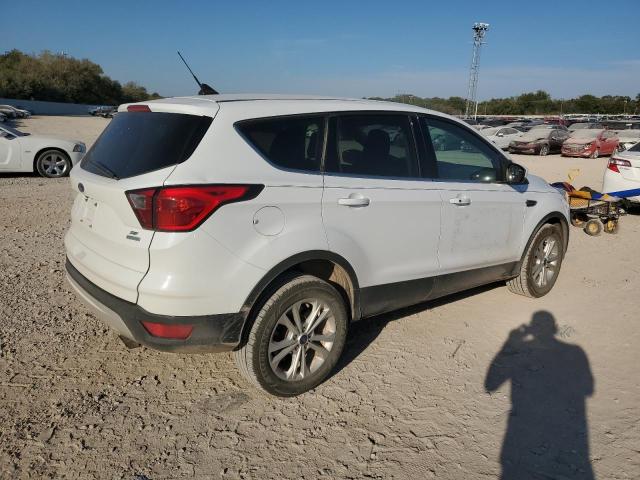 1FMCU0GD7KUB21402 - 2019 FORD ESCAPE SE WHITE photo 3