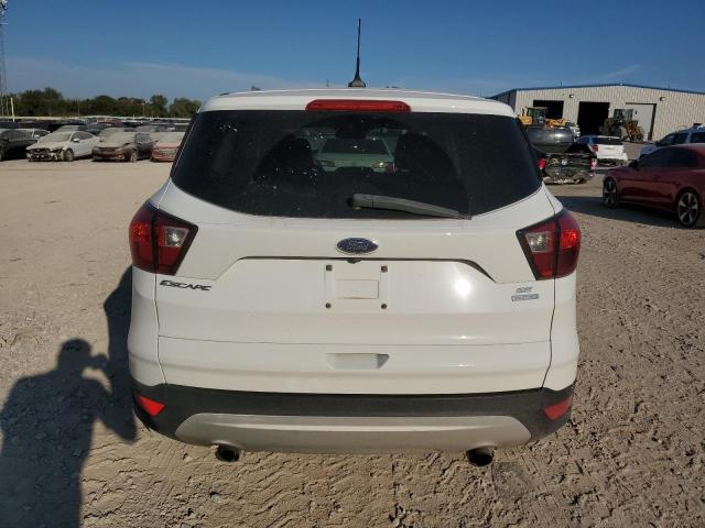 1FMCU0GD7KUB21402 - 2019 FORD ESCAPE SE WHITE photo 6