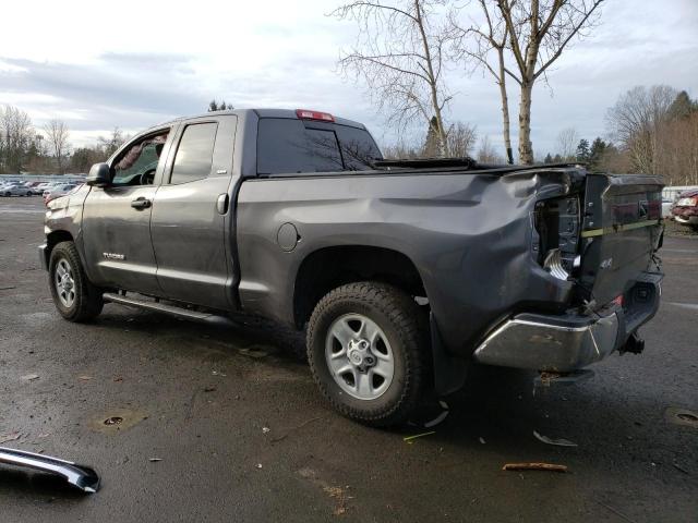 5TFUM5F17JX074642 - 2018 TOYOTA TUNDRA DOUBLE CAB SR/SR5 GRAY photo 2