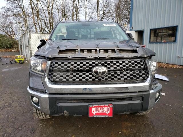 5TFUM5F17JX074642 - 2018 TOYOTA TUNDRA DOUBLE CAB SR/SR5 GRAY photo 5