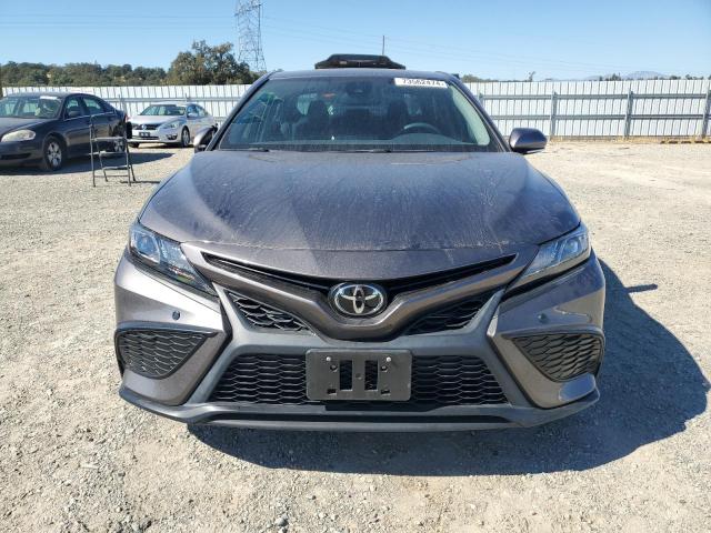 4T1T11AK6MU439245 - 2021 TOYOTA CAMRY SE GRAY photo 5