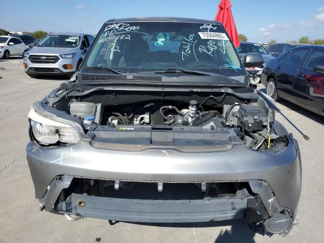 KNDJN2A25F7176429 - 2015 KIA SOUL GRAY photo 5