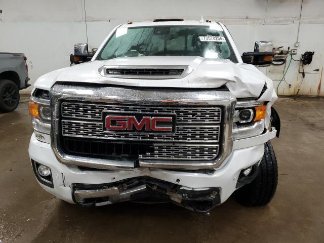 1GT12UEY2JF287487 - 2018 GMC SIERRA K2500 DENALI WHITE photo 5