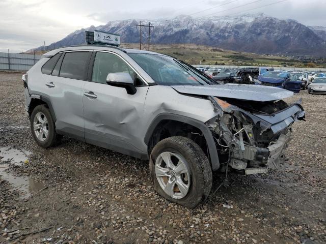 2T3P1RFV4KW019913 - 2019 TOYOTA RAV4 XLE SILVER photo 4