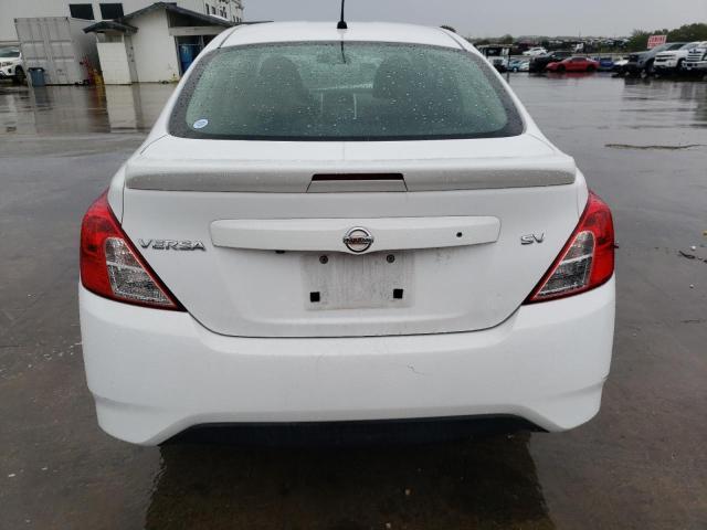 3N1CN7APXKL846017 - 2019 NISSAN VERSA S WHITE photo 6