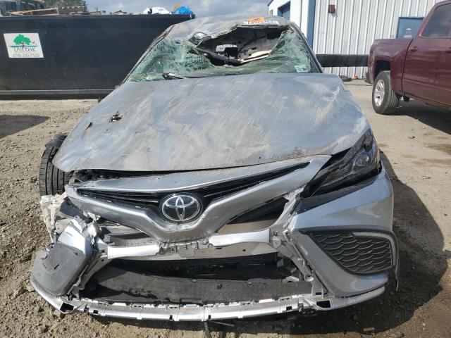 4T1G11AK8PU734708 - 2023 TOYOTA CAMRY SE NIGHT SHADE SILVER photo 5