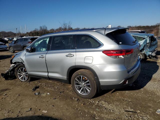 5TDJZRFHXKS587965 - 2019 TOYOTA HIGHLANDER SE SILVER photo 2