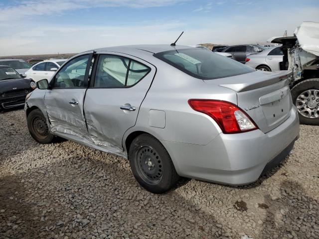 3N1CN7AP6JL833182 - 2018 NISSAN VERSA S SILVER photo 2