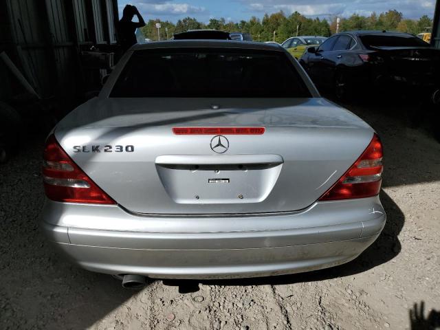 WDBKK49F71F217267 - 2001 MERCEDES-BENZ SLK 230 KOMPRESSOR SILVER photo 6