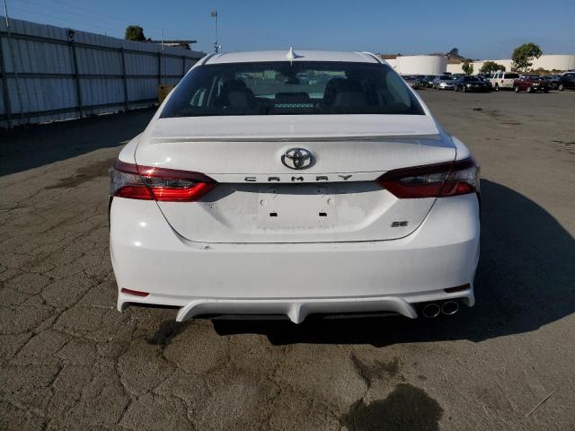 4T1G11AK2PU834786 - 2023 TOYOTA CAMRY SE NIGHT SHADE WHITE photo 6