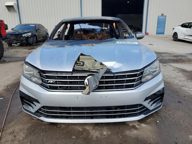 1VWDT7A38HC055880 - 2017 VOLKSWAGEN PASSAT R-LINE Gümüş foto 5