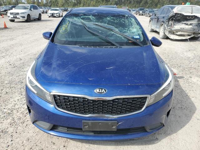 3KPFK4A73HE009754 - 2017 KIA FORTE LX BLUE photo 5