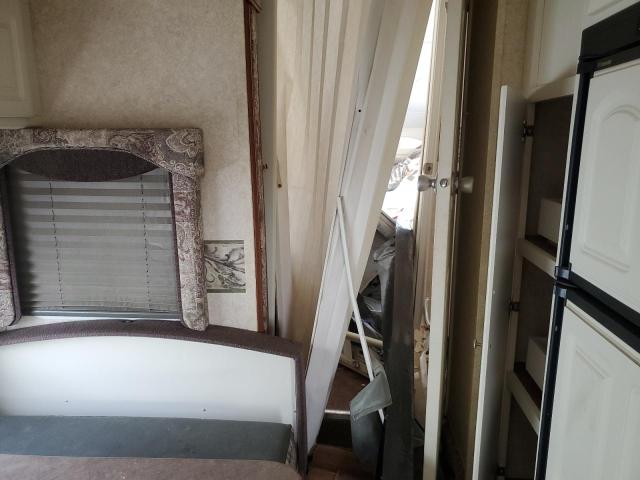 4YDF28F224J909222 - 2004 OUTB TRAVEL TRL WHITE photo 5