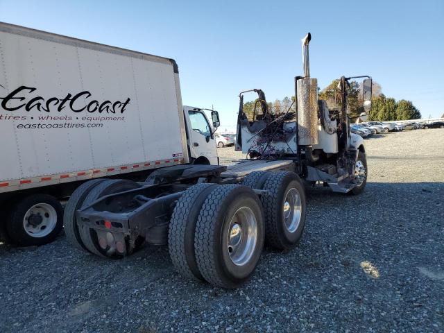 1FUJF0DE14LN32136 - 2004 FREIGHTLINER COLUMBIA 112 WHITE photo 4