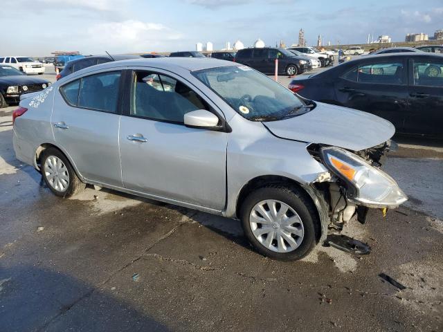 3N1CN7AP1JL867255 - 2018 NISSAN VERSA S SILVER photo 4