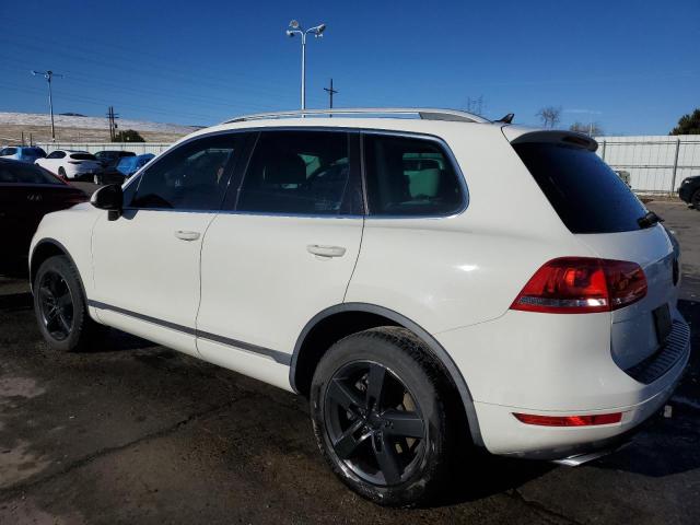 WVGFF9BP5BD005869 - 2011 VOLKSWAGEN TOUAREG V6 WHITE photo 2