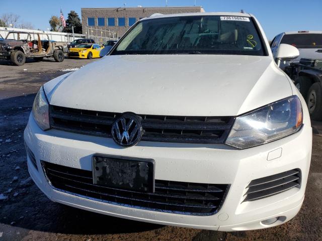 WVGFF9BP5BD005869 - 2011 VOLKSWAGEN TOUAREG V6 WHITE photo 5