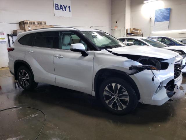 5TDHZRBH4NS560530 - 2022 TOYOTA HIGHLANDER XLE WHITE photo 4