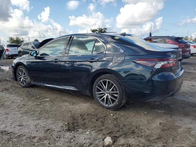 4T1F11BK0MU044571 - 2021 TOYOTA CAMRY XLE BLUE photo 2