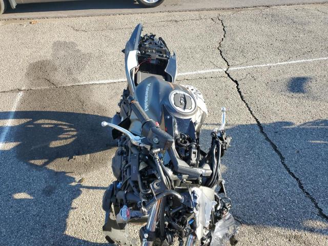 ML5EXER19PDA89674 - 2023 KAWASAKI EX650 R Сұр фото 5