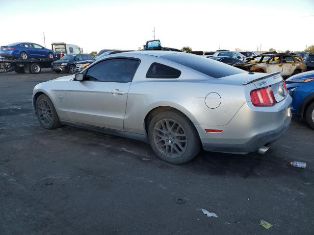 1ZVBP8AM4C5210044 - 2012 FORD MUSTANG SILVER photo 2