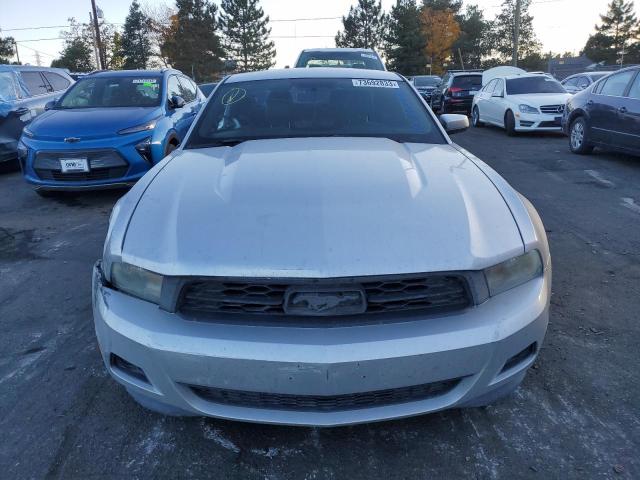 1ZVBP8AM4C5210044 - 2012 FORD MUSTANG SILVER photo 5