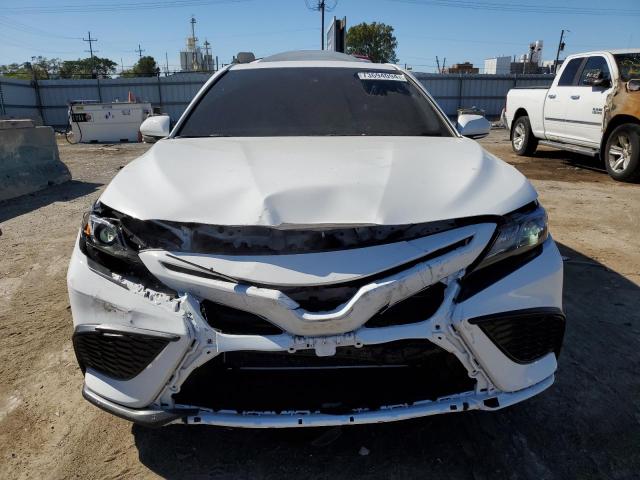 4T1G11AK2RU852899 - 2024 TOYOTA CAMRY SE NIGHT SHADE WHITE photo 5