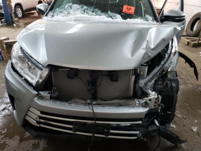 5TDJZRFH9KS583888 - 2019 TOYOTA HIGHLANDER SE SILVER photo 12