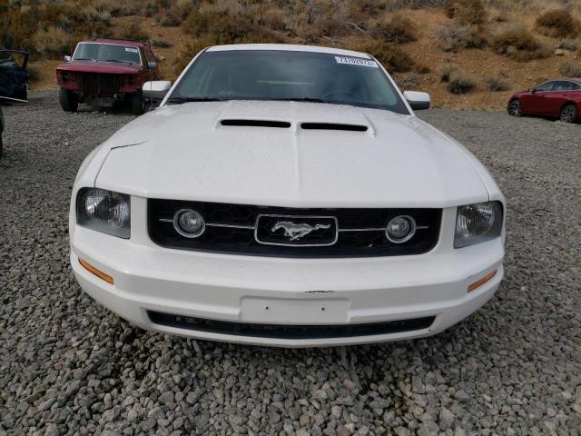 1ZVFT80N365236551 - 2006 FORD MUSTANG WHITE photo 5