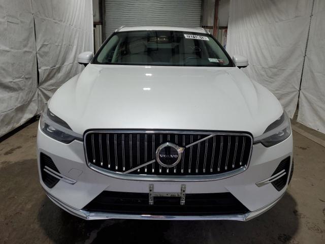 YV4L12RE8P1257638 - 2023 VOLVO XC60 PLUS WHITE photo 5