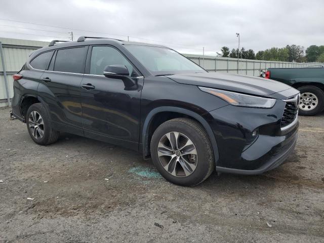5TDGZRBH6NS591676 - 2022 TOYOTA HIGHLANDER XLE BLACK photo 4